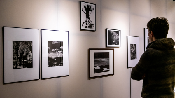 Ekspozycja w MuFo to także opowieść o samych fotografikach oraz zrzeszeniach i społecznościach, które tworzyli, by dyskutować o fotografii, wystawiać ją i publikować.