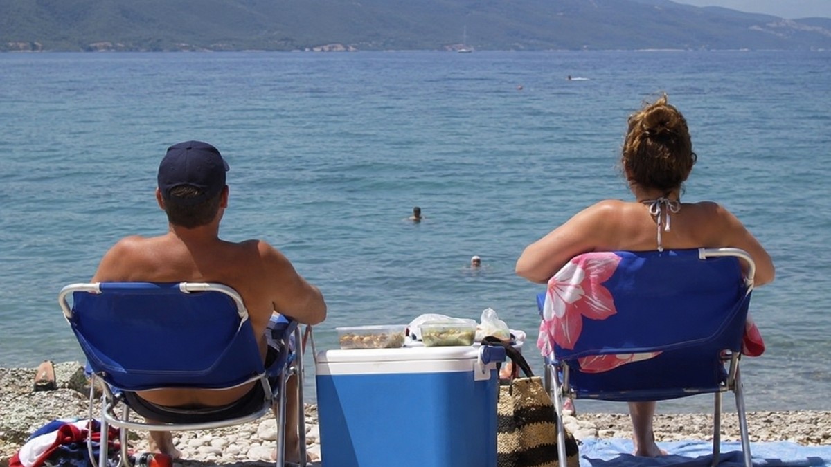 Turisti sa hranom na plaži