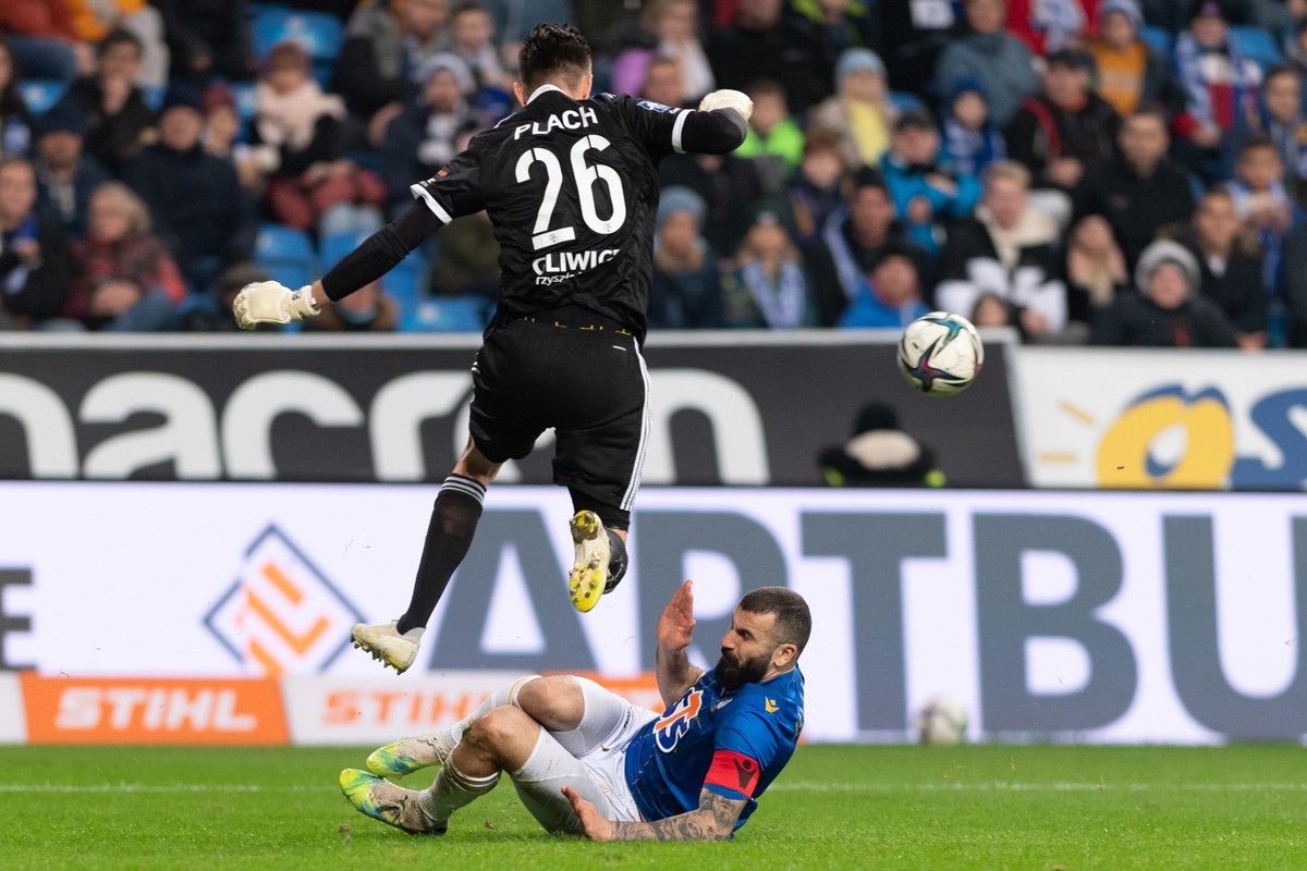 Zawodnik Lecha Poznań Mikael Ishak (dół) i Frantisek Plach (góra) z Piasta Gliwice podczas meczu 15. kolejki piłkarskiej Ekstraklasy w Poznaniu