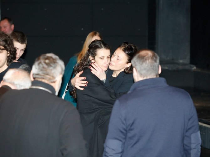 Mina Glogovac, bivša supruga Nebojše Glogovca, i Milica Šćepanović, supruga preminulog glumca, na današnjoj komemoraciji u Jugoslovenskom dramskom pozorištu u Beogradu