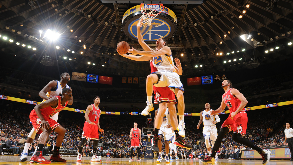 Chicago Bulls zdobyli się na wielki wyczyn i powstrzymali serię zwycięstw Golden State Warriors na własnym boisku. Byki wygrały z najlepszym zespołem NBA po dogrywce 113:111.