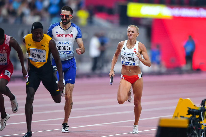 Na lekkoatletycznych mistrzostwach świata w Doha po raz pierwszy rozegrano tzw. sztafetę mieszaną 4x400 metrów w której biegły dwie kobiety i dwóch mężczyzn.