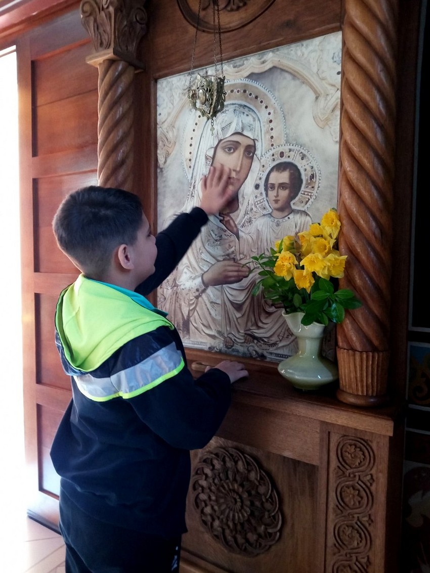 Dejan i njegova baka Milanka se zajedno mole bogu i veruju u čudo, da će ozdraviti