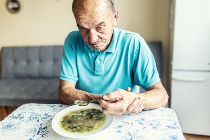 Pécsi orvosok interneten keresztül irányítják az agyi pacemakert a Parkinson-kóros betegeken