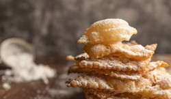 Włoskie "ploteczki" na karnawał, czyli pyszne i cieniutkie faworki. Kilka składników i gotowe