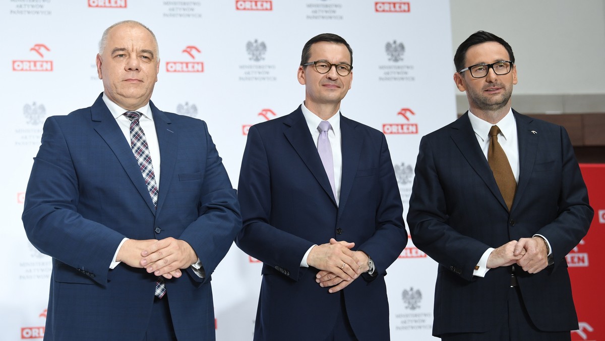 Wicepremier Jacek Sasin, premier Mateusz Morawiecki i prezes Orlenu Daniel Obajtek