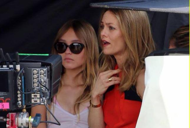 Lily Rose z mamą na planie...