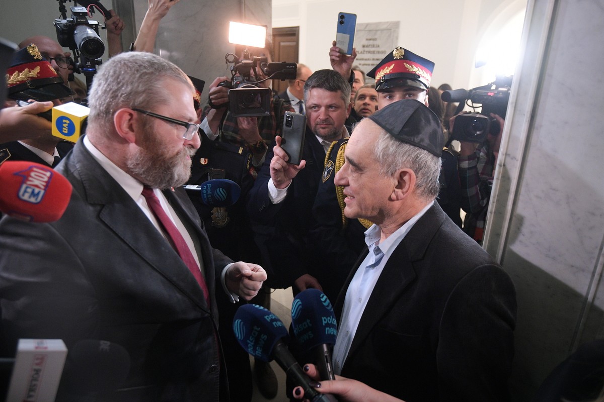 Poseł Konfederacji Grzegorz Braun po zgaszeniu gaśnicą świec chanukowych w Sejmie w Warszawie.