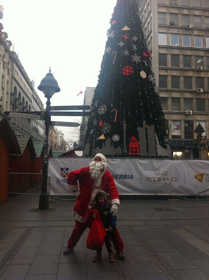 Deda Mraz na Trgu republike uveselio mališane