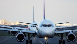 Szokujące sceny na lotnisku na Okęciu. Pasażer awanturował się, otworzył drzwi samolotu i uciekał