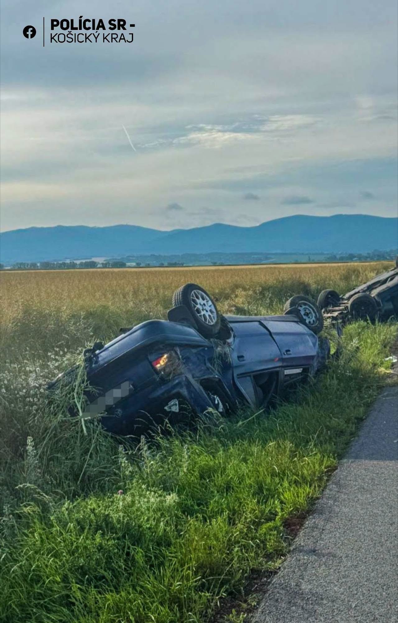 Zrážka áut pri Sečovciach skončila prevrátením oboch vozidiel na strechu.