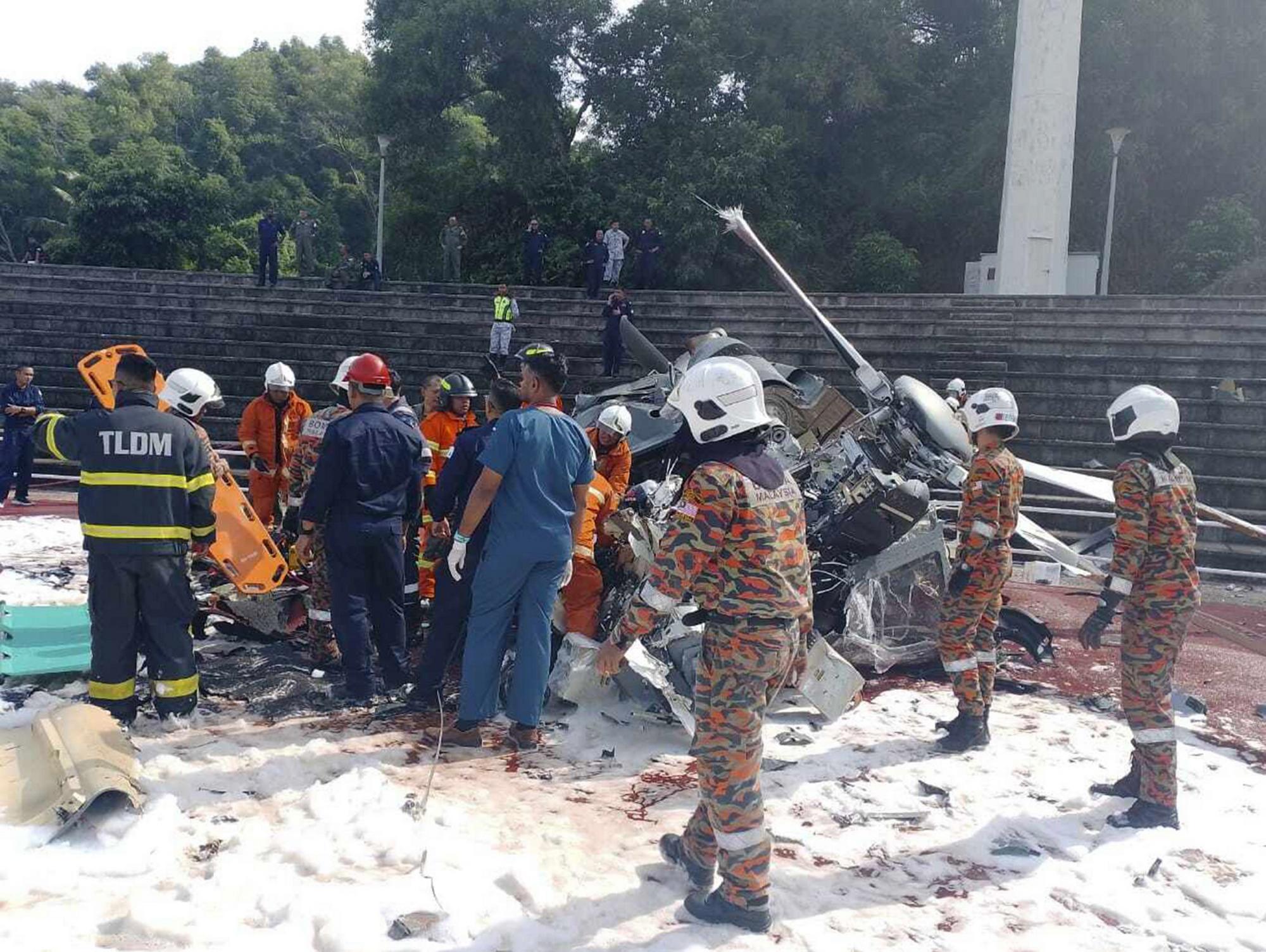 Pri zrážke dvoch malajzijských vojenských vrtuľníkov zomrelo desať ľudí.