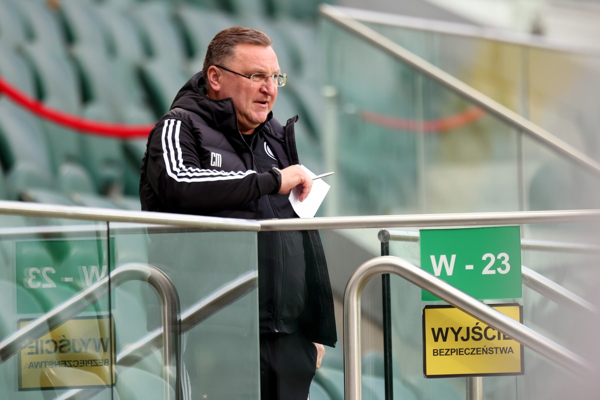 Trener drużyny Legia Warszawa Czesław Michniewicz na trybunach, po otrzymaniu czerwonej kartki podczas meczu piłkarskiej Ekstraklasy z zespołem Cracovia, na Stadionie Miejskim im. Marszałka J. Piłsudskiego