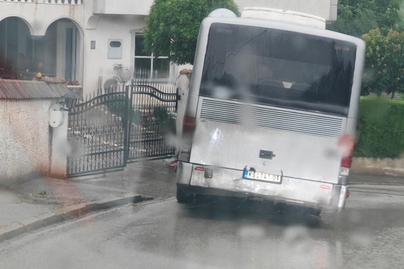 (FOTO) AUTOBUS SE ZAKUCAO U ZID KUĆE! Haos kod Kruševca: Zbog jakog nevremena vozač izgubio kontrolu