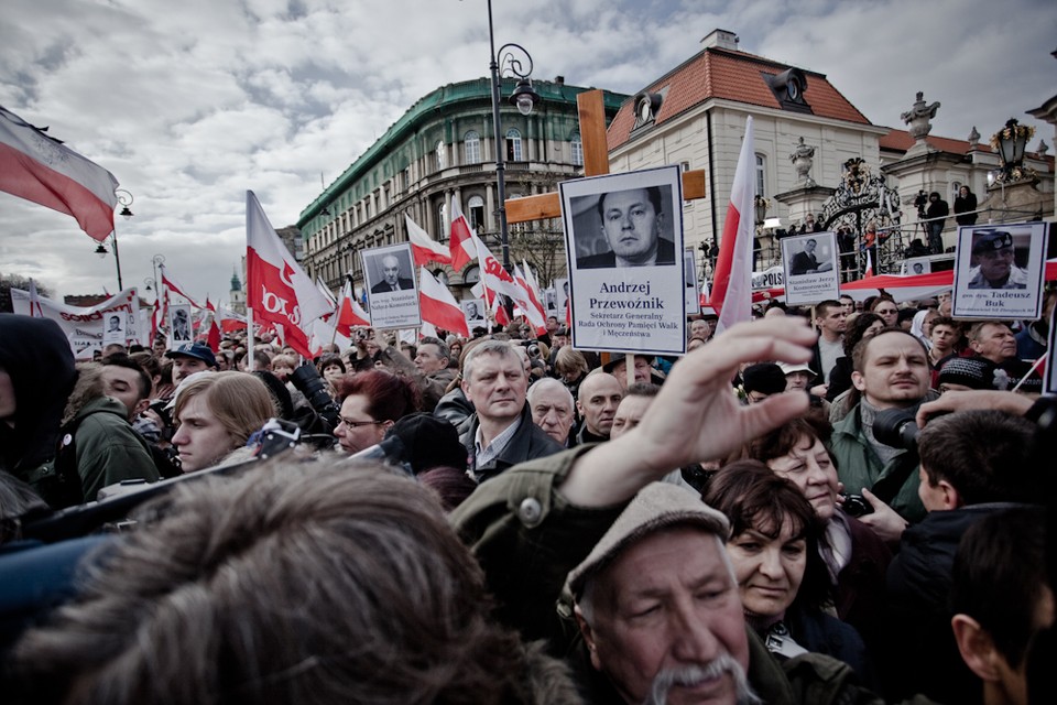 Zwolennicy PiS przed pałacem, fot. Maciej Stankiewicz