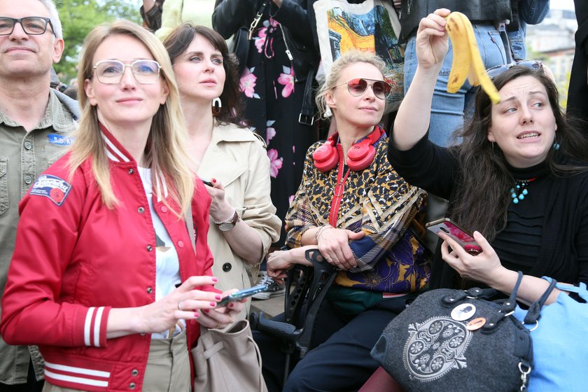 Protest pod Muzeum Narodowym. Tłumy warszawiaków zjadło banany