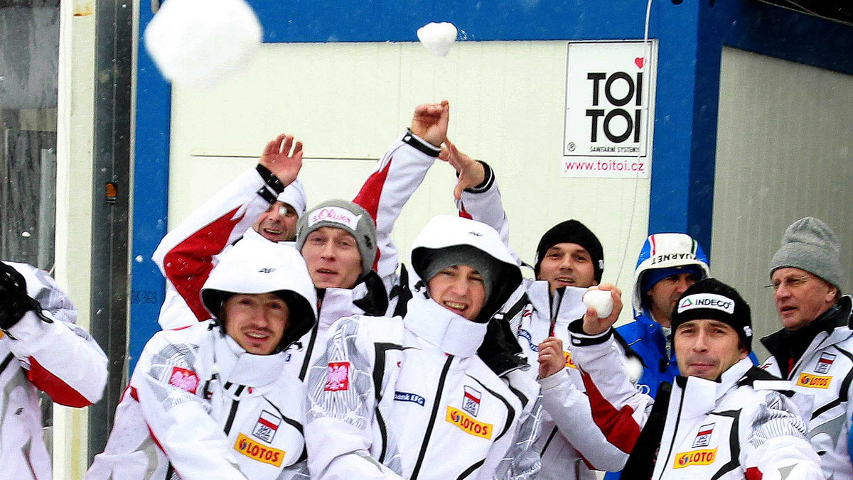Zima zbliża się wielkimi krokami, więc przygotowania polskiej reprezentacji skoczków narciarskich idą pełną parą. Jednak nasi zawodnicy zamiast poszukiwać śniegu, szlifują swoje umiejętności na... Cyprze!