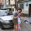Žena grli dete nakon zemljotresa u Karakasu, Venecuela, sreda, 24. jun 2026.