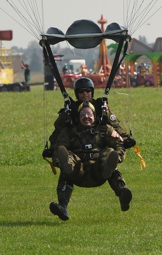 Ambasador USA skoczył na spadochronie