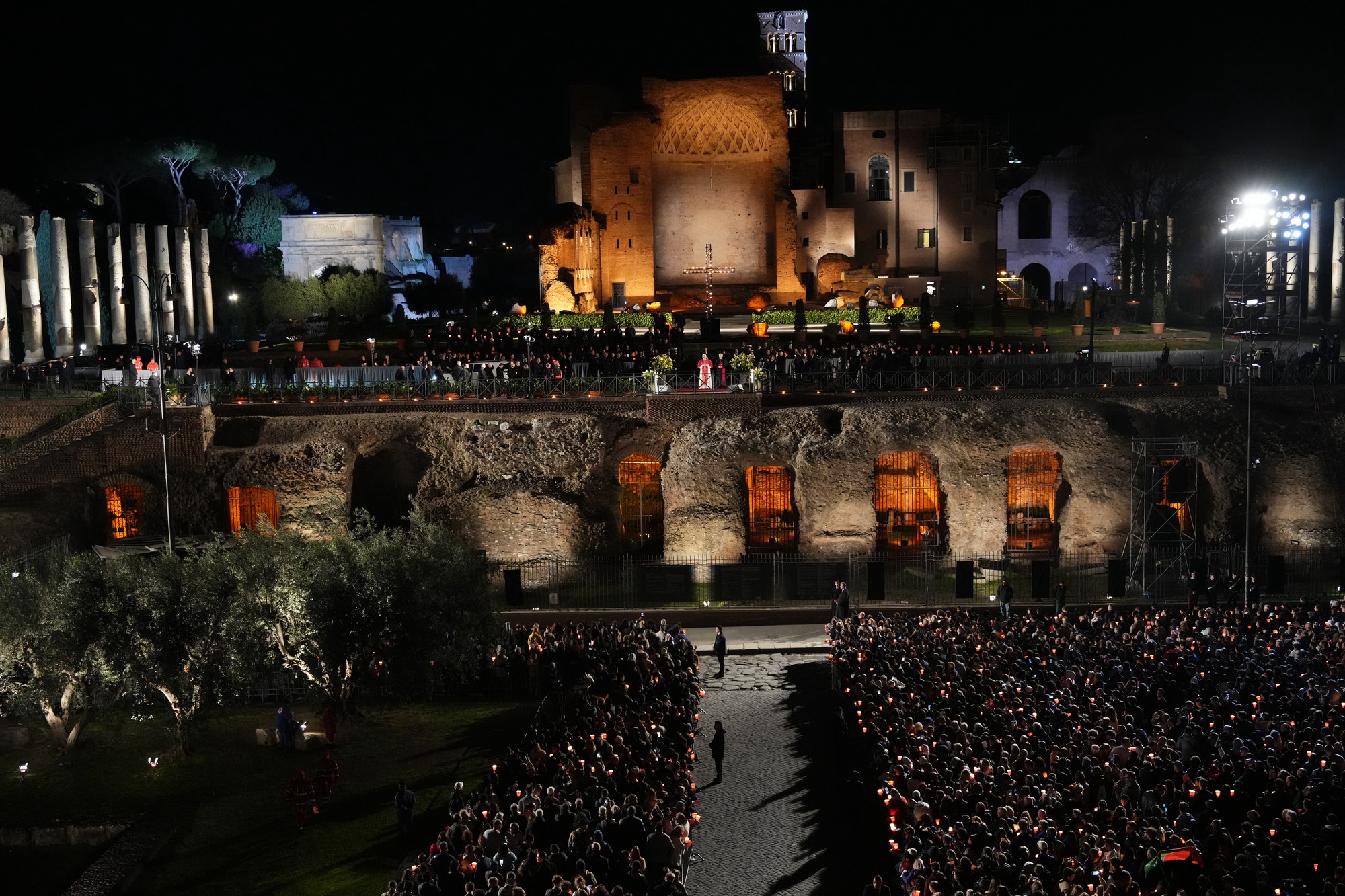 Pápež Lev XIV. v rímskom Koloseu sám niesol kríž počas všetkých 14 zastavení. 