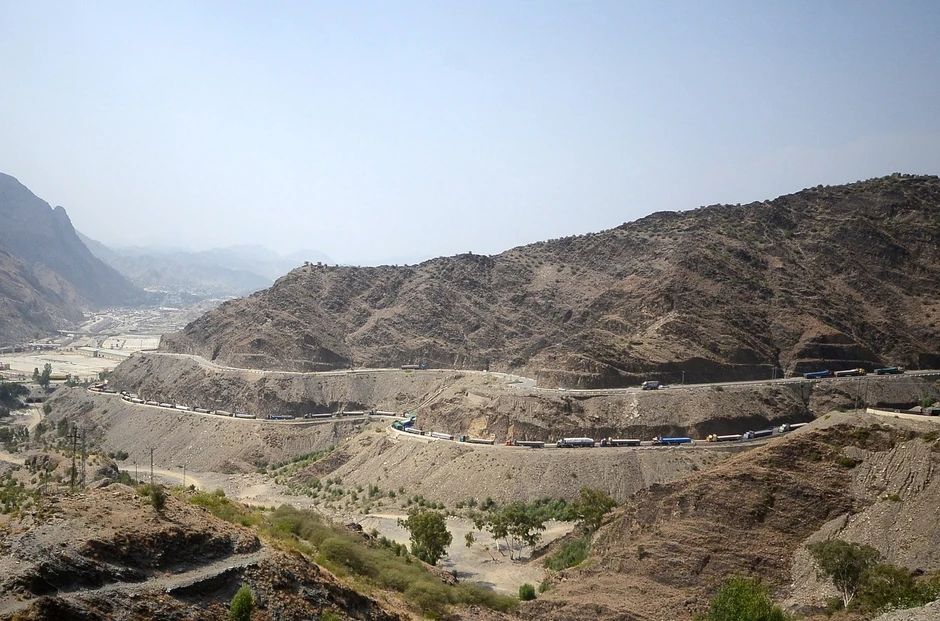 Kamioni čekaju da pređu granicu sa Avganistanom, tzv. Durandovu liniju, u Torkamu sa palestinske strane u septembru 2023.