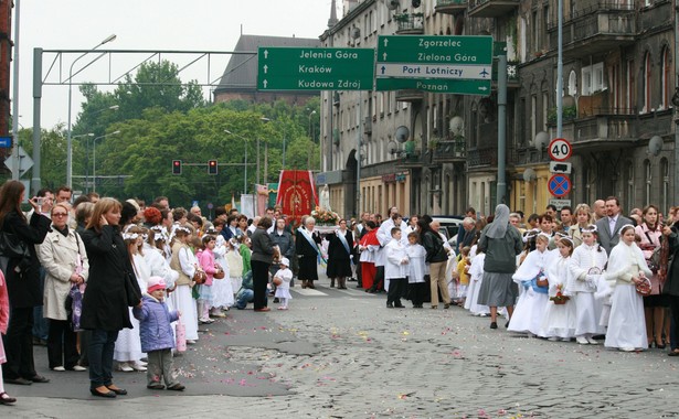 Sanepid szuka uczestników procesji Bożego Ciała w Bełchatowie