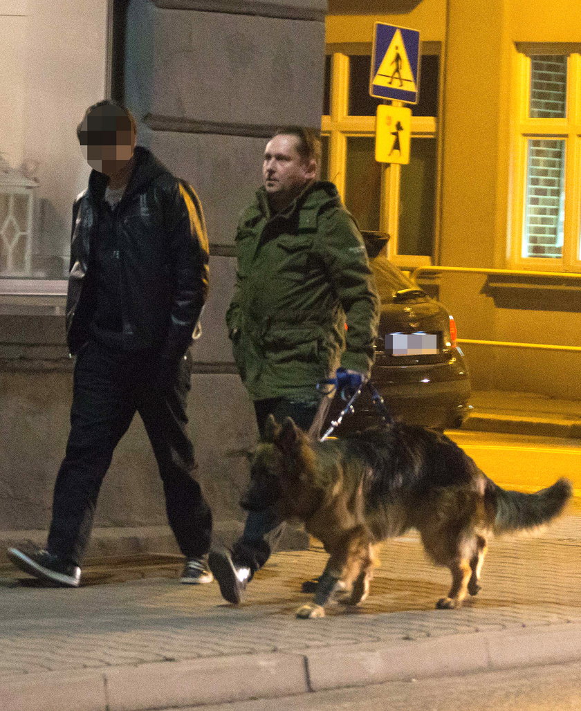 Kamil Durczok z synem i psem