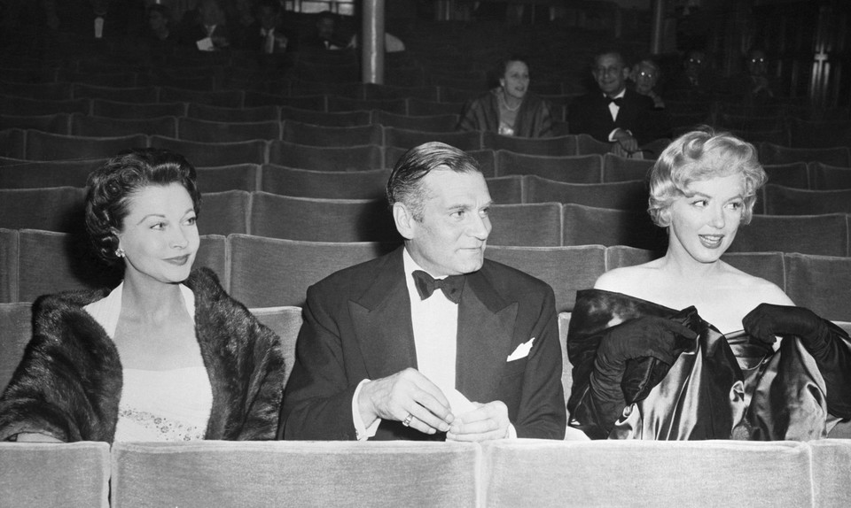 Leigh, Olivier i Monroe na premierze sztuki "Widok z mostu" w 1956 r.