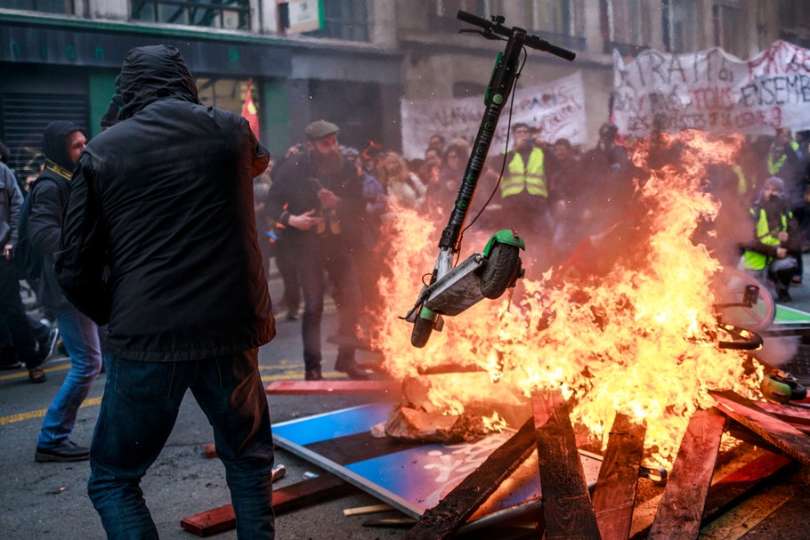 Demonstracje przeciwko reformie systemu emerytalnego w Paryżu, 28.12.2019.