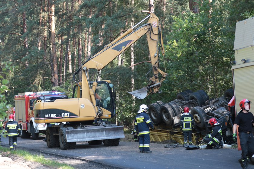 Ekipy ratownicze miały problem z wydobyciem go ze środka