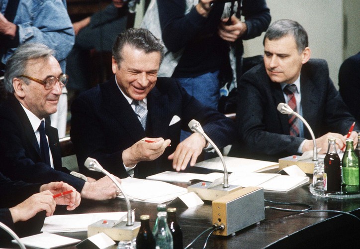 Obrady Okrągłego Stołu w 1989 roku. Od lewej: Tadeusz Mazowiecki, Czesław Kiszczak i Leszek Hołdakowski