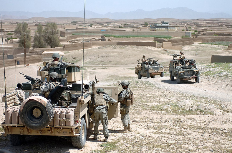 Amerykańscy i Brytyjscy żołnierze podczas patrolu w Sangin District (obszar prowincji Helmand), 10 kwietnia 2007 r.