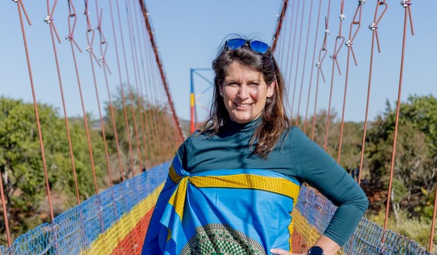 Ana ispred mosta koji je izgradila