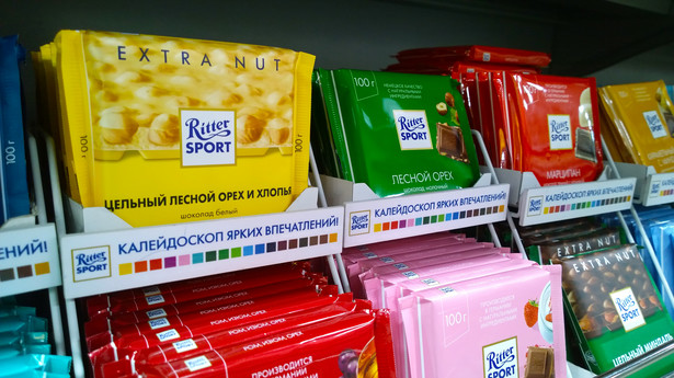 Niemiecki producent czekolady Ritter Sport również wstrzymał nowe inwestycje i reklamę na rynku rosyjskim, ale wciąż prowadzi tam swój biznes.