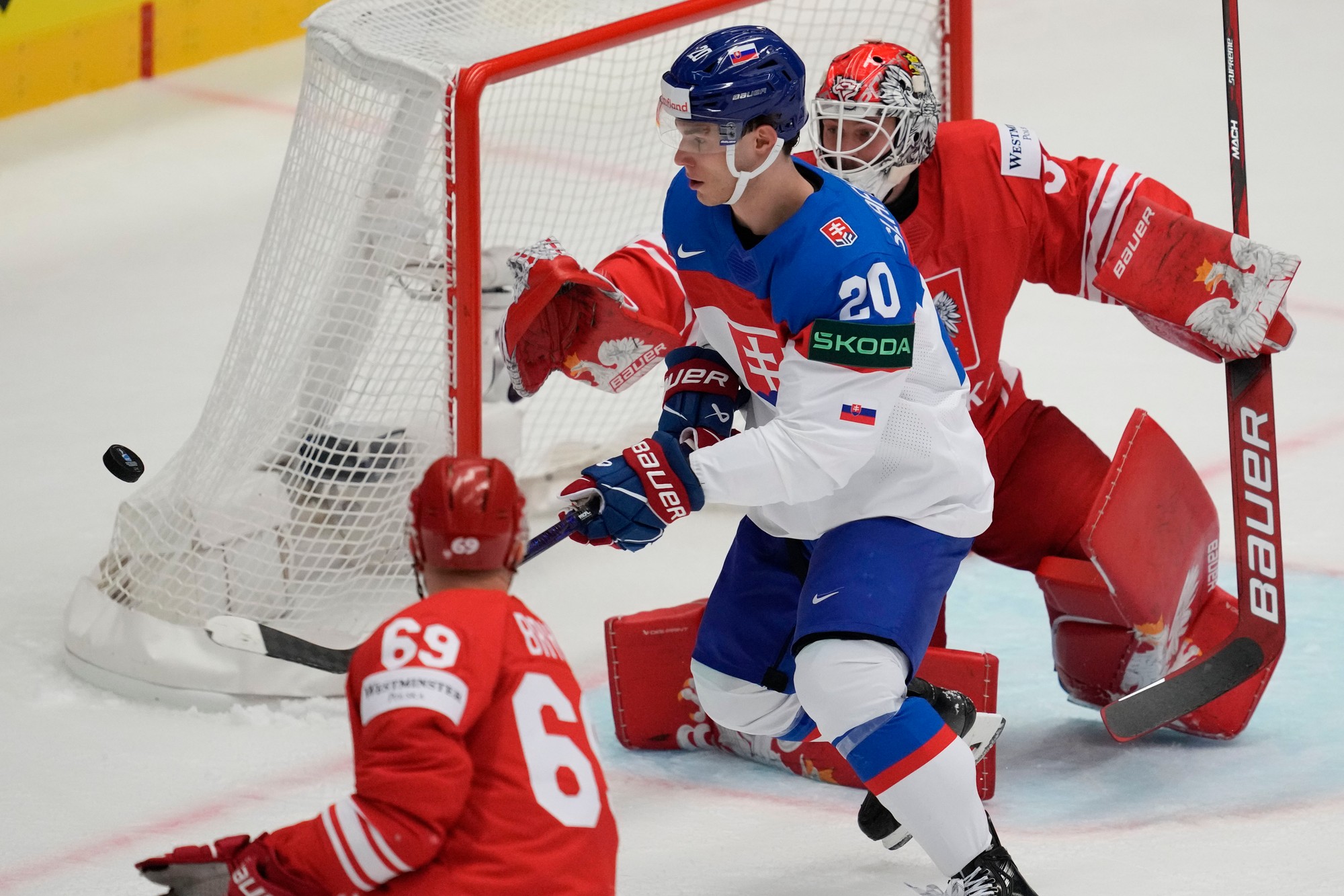 Poľský brankár Tomáš Fučík (vpravo) a slovenský hokejista Juraj Slafkovský.
