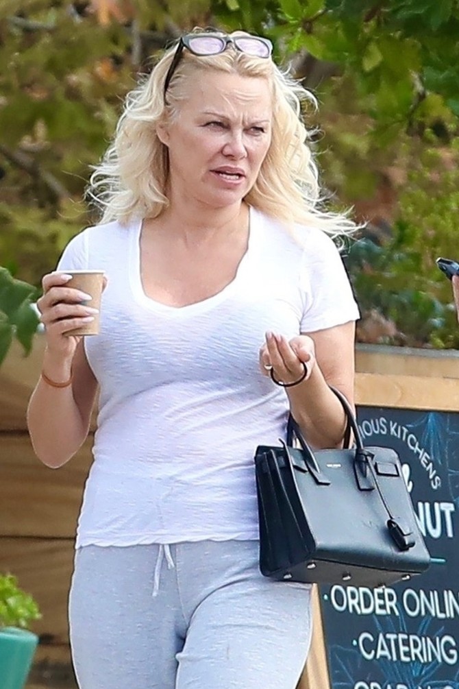 Pamela Anderson prošetala je gradom bez šminke, u opuštenoj trenerci i običnoj beloj majici