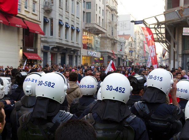 Afera korupcyjna w rządzie. Policja zaatakowała protestujących