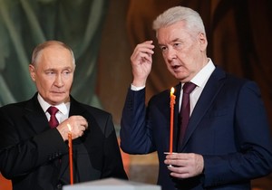 Ruski predsednik Vladimir Putin i gradonačelnik Moskve Sergej Sobjanin u Hramu Hrista Spasitelja u Moskvi 11. aprila 