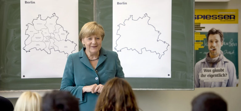Merkel uczy młodzież historii w 52. rocznicę muru berlińskiego