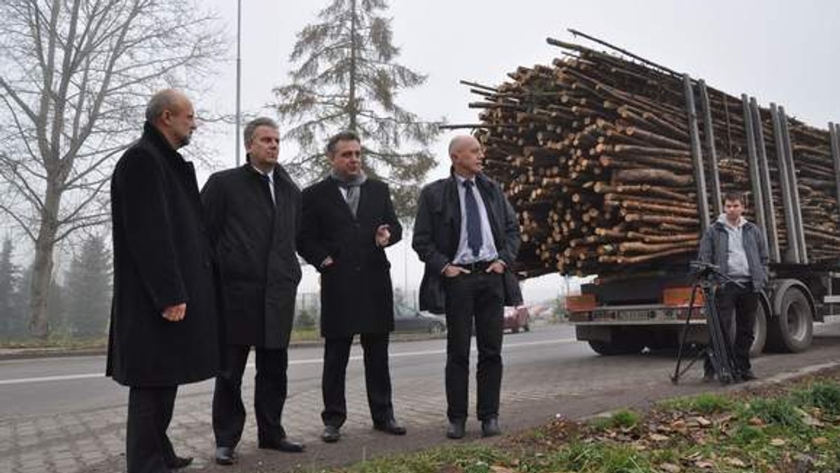 W rządowych planach budowy obwodnic na najbliższe lata nie ma obejścia Szczecinka. Pozostała odrobina nadziei, że coś wskórają jeszcze władze miasta i szczecinecki poseł - informuje "Głos Koszaliński".