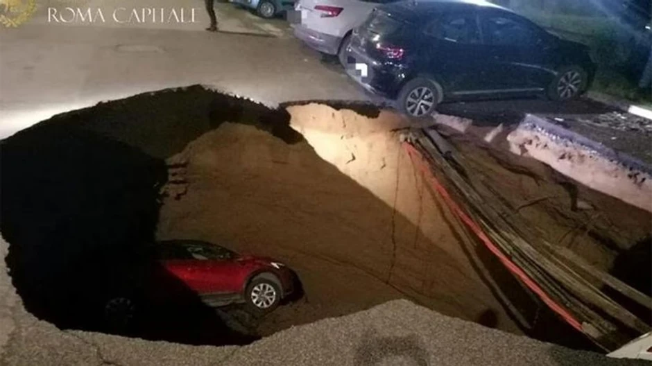 Automobili upali u rupu