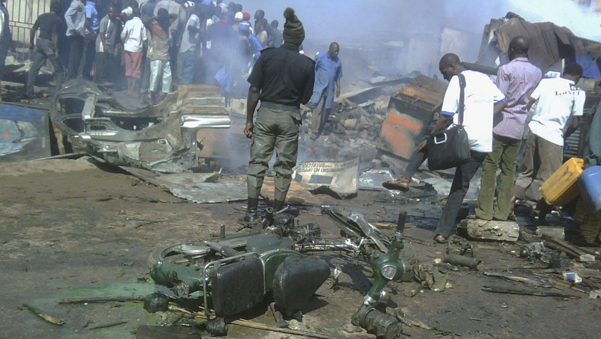Dwie kolejne zamachowczynie poniosły dziś śmierć w mieście Kano na północy Nigerii; trzy osoby zginęły, a 13 zostało rannych - powiadomiła policja. Wczoraj wysadziła się w powietrze 15-letnia dziewczynka, raniąc pięć osób.