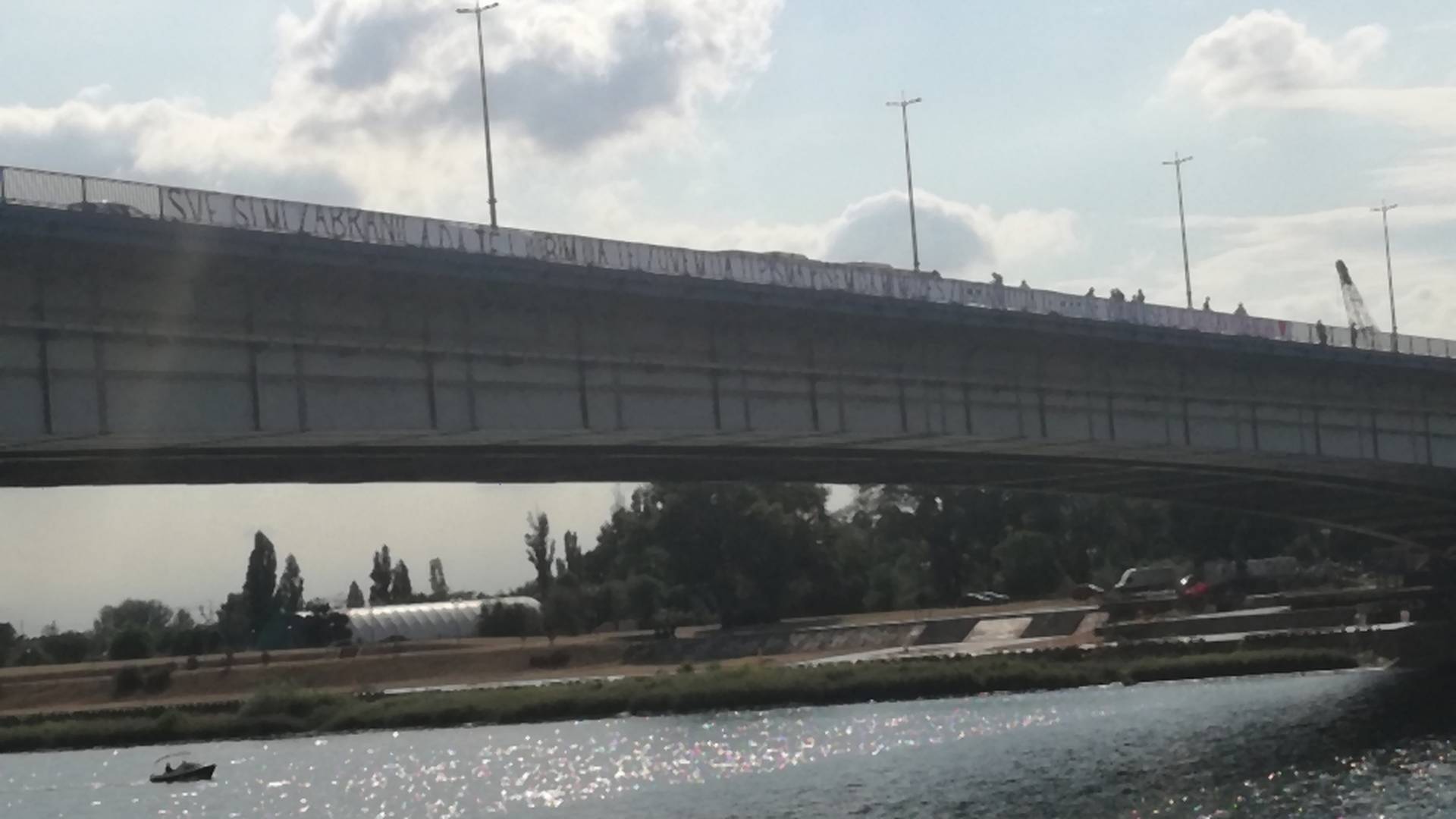 Ljubavni plakat od 91 metar viorio se Brankovim mostom
