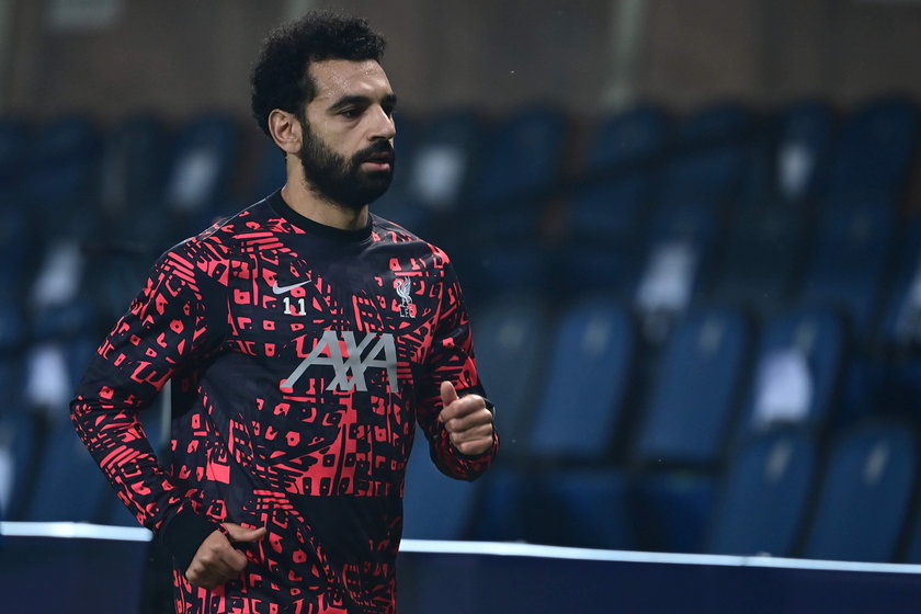 Salah wywijał na weselu z maseczką pod brodą