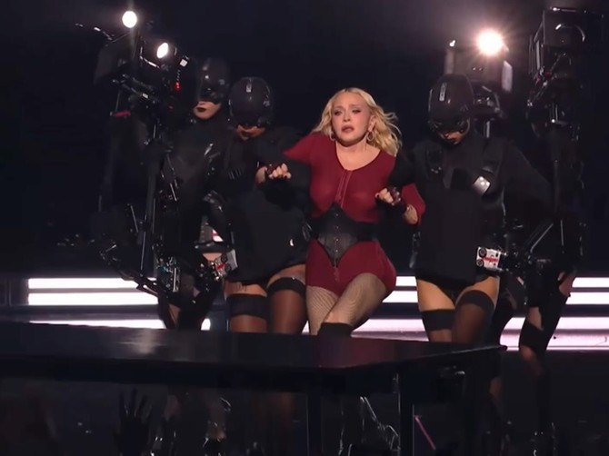 Madonu "bacili" na scenu