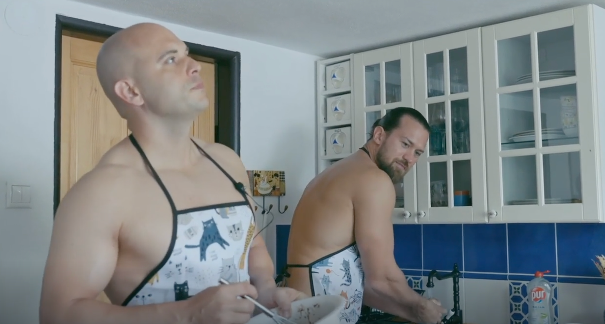 Mama, ožeň ma: Henrik a Tomáš sa blysli v kuchyni.