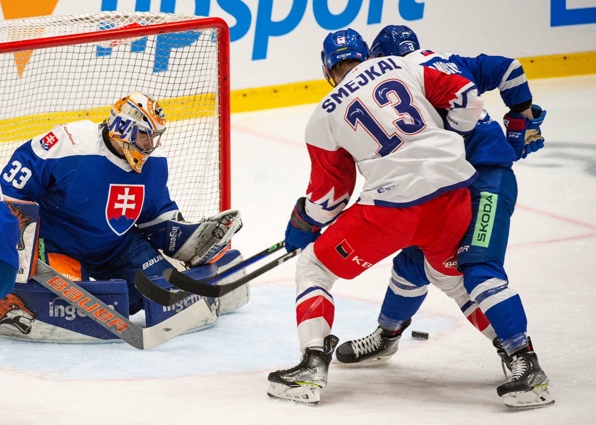 Zľava brankár Michal Škorvánek (Slovensko), Jiří Smejkal (Česko) a Adam Jánošík (Slovensko).