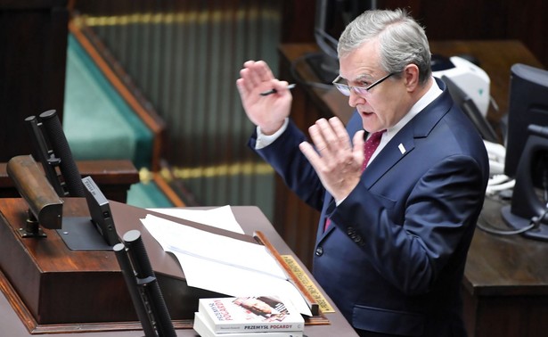 Gliński tłumaczy się w Sejmie ze skandalu i... bije w opozycję. "Igracie z ogniem, będziecie się wstydzić przed historią!"