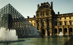 'Le Figaro': Zamachowiec z Luwru robił przelewy do Polski