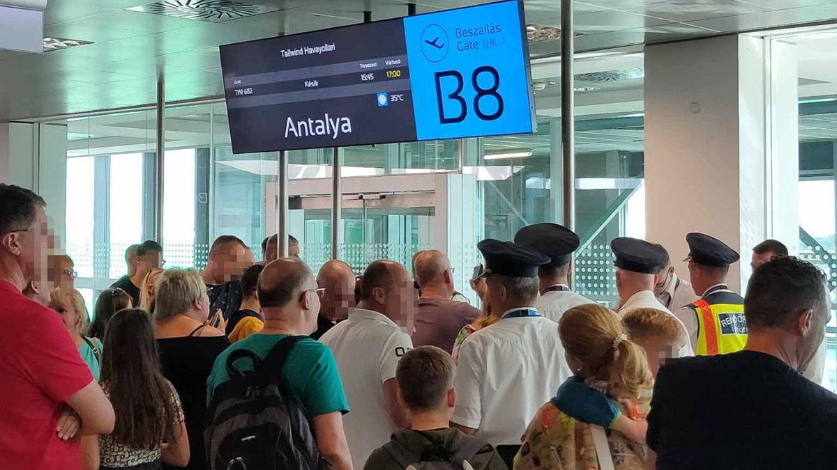 Megszólalt egy utas, aki rajta volt a 39 órát késő antalyai rémálomjáraton: &quot;Ott álltam este fél kilenckor, és a gyerekeimnek tudtam venni vacsorára egy kis kekszet, meg csokit&quot;